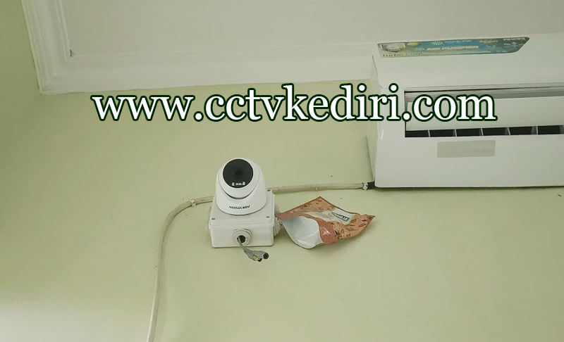 <p>Kamera CCTV ini sangat di perlukan bagi anda yang membutuhkan keamanan selama sehari semalam dengan begitu kamera akan bekerja sendirinya tanpa membutuhkan petugas untuk keamanan yang berkelanjutan, kami menjual kamera dengan kualitas terbaik dan kami juga telah memberikan harga murah bagi anda, anda bisa membeli kamera dengan lebih dari satu kamera pengawas.</p>